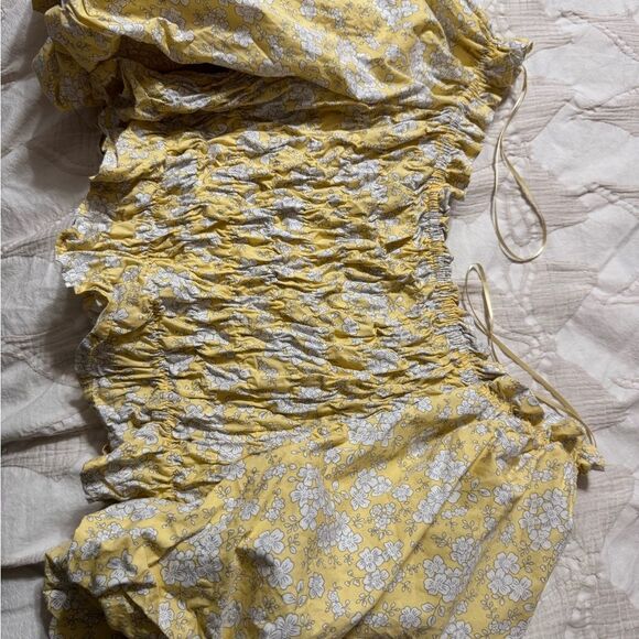 Yellow Floral Ruched Crop Top with Flutter Sleeves – Size Medium - Picture 3 of 7